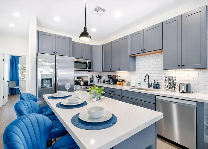 Sapphire Leaf- Luxury 3br- Pool, King Beds, Spacious, Quiet, Garage, Close To Airport And Oldtown Holiday home Phoenix